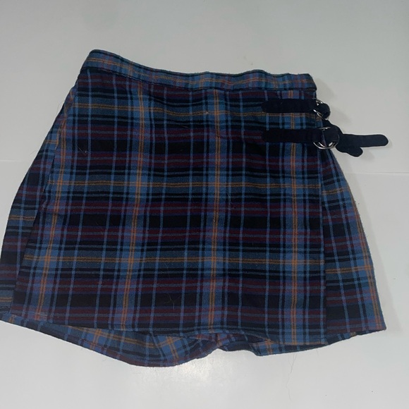Cute plaid mini skirt with shorts. Good for back to school vibes - Picture 1 of 3